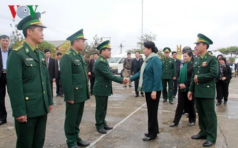 ガン国会議長、国境警備部隊駐屯地を視察 - ảnh 1