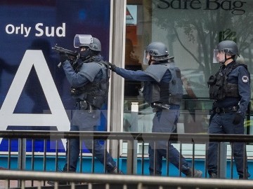 仏空港襲撃で射殺の男「アラーのために死ぬ」 - ảnh 1