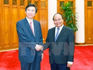 フック首相、韓国外交部の尹長官と会談 - ảnh 1