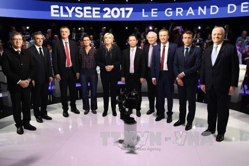 仏大統領選候補者テレビ討論 ＥＵなどめぐり激しい論戦 - ảnh 1