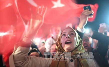 トルコ エルドアン大統領 憲法改正案の国民投票で勝利宣言 - ảnh 1