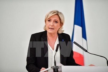 仏大統領選 2人の候補が同じ工場で訴え 選挙戦激しさ増す - ảnh 2