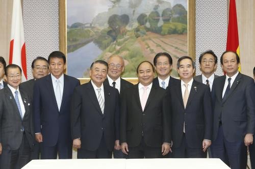 フック首相、衆議院議長と会合 - ảnh 1