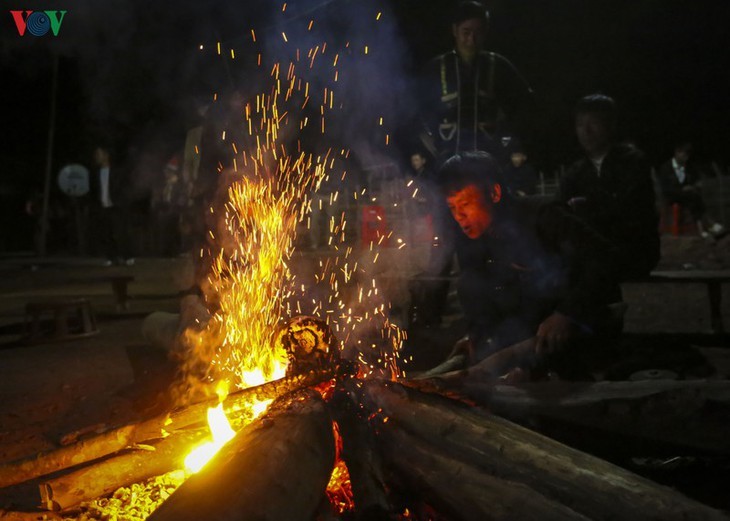 赤ザオ族の火飛び祭り - ảnh 3