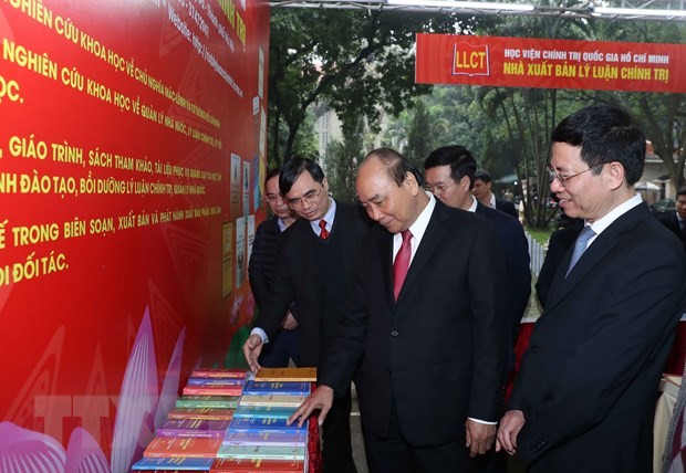 フック首相、ベトナム共産党創立を記念する書籍展示会へ - ảnh 1