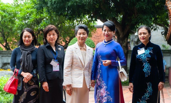 菅首相夫人 ベトナムの初の大学を訪問 - ảnh 1