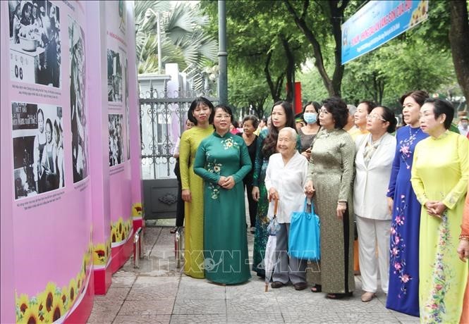 「ベトナム女性連合会設立90周年、忘れられない記憶」写真展、開幕 - ảnh 1