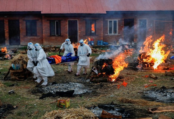 新型コロナウイルス、現在の感染者・死者数　 死者345.6万人に - ảnh 1