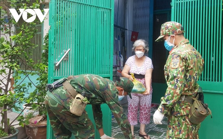 新型コロナとの闘いで大きな役割を果たすベトナム人民軍 - ảnh 2