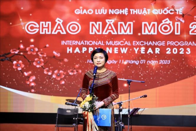 新年2023を迎える国際芸術交流会の開催 - ảnh 1