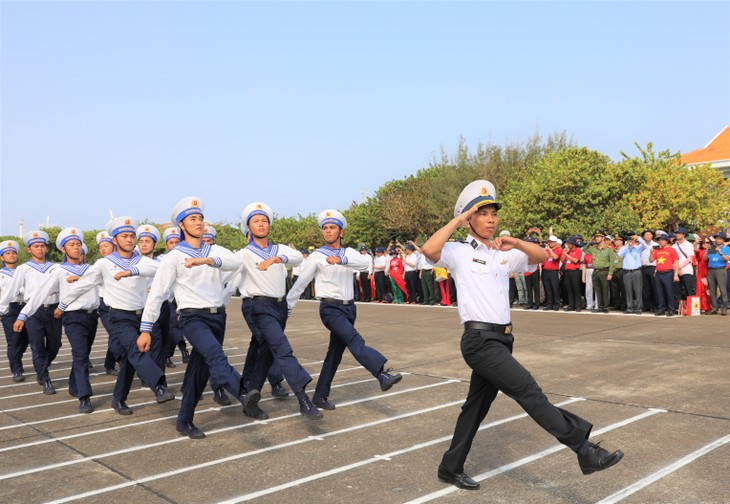 党と海軍の代表団 チュオンサ諸島を訪れる - ảnh 1