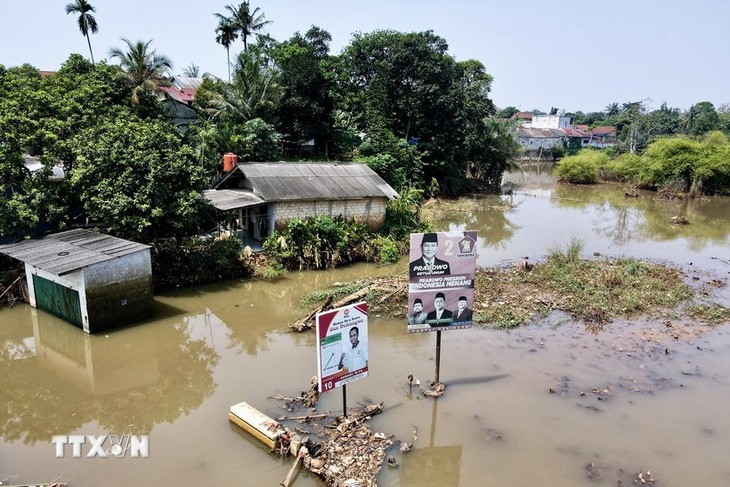 インドネシア 大雨で鉄砲水や洪水 37人死亡 18人不明 救助急ぐ - ảnh 1