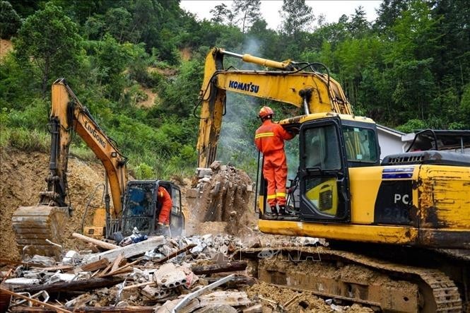 洪水が首まで 中国人男性が携帯電話の位置情報共有で命拾い - ảnh 1