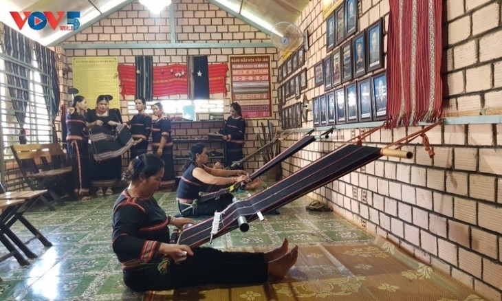 ザライ省農村部のフン村錦織りクラブ - ảnh 2