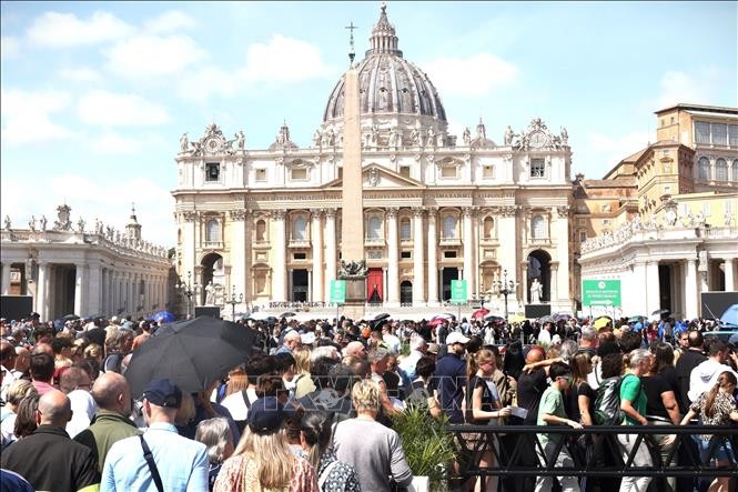 ローマ教皇の一般弔問始まる、バチカン大聖堂に長い列 - ảnh 1