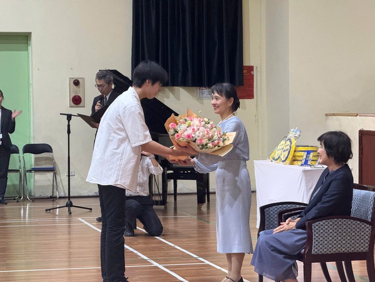 日本の首相夫人、ハノイ日本人学校を訪問 - ảnh 1