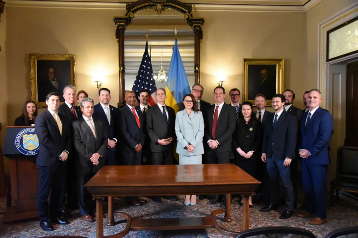 米国とウクライナ　鉱物資源の開発協定に署名 - ảnh 1