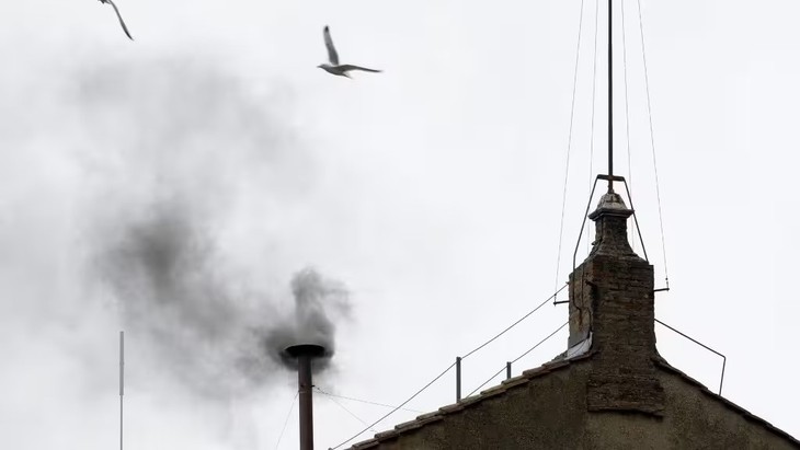 コンクラーベ 新教皇 2日目午前の投票では決まらず - ảnh 1