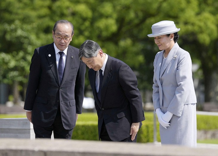 広島原爆投下80周年を前に、日本の天皇ご夫妻が原爆犠牲者を追悼 - ảnh 1
