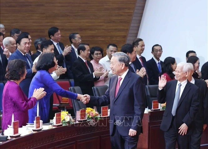 党と国家の指導者 全国各地での行政単位の統合の公表式典に出席 - ảnh 1