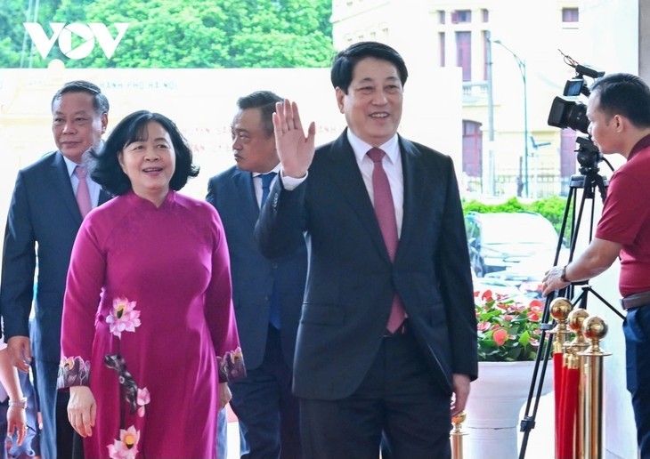 党と国家の指導者 全国各地での行政単位の統合の公表式典に出席 - ảnh 2