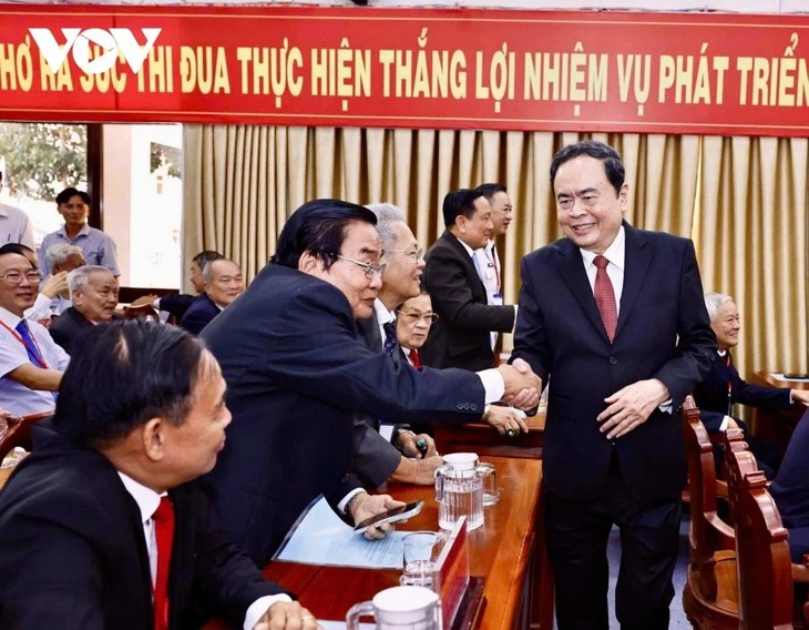 党と国家の指導者 全国各地での行政単位の統合の公表式典に出席 - ảnh 4