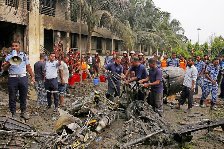 バングラデシュで空軍機が大学に墜落　20人死亡 - ảnh 1