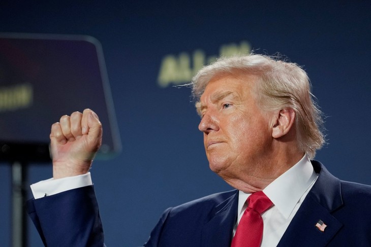 トランプ氏、ＡＩ覇権目指す大統領令に署名－規制緩和やエネ供給拡大 - ảnh 1