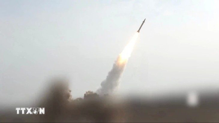 イエメンのフーシ派、イスラエル港湾取引企業の船舶を攻撃と警告 - ảnh 1