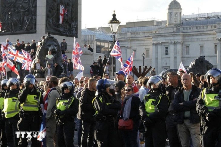 イギリス　難民受け入れ反対の大規模デモ - ảnh 1