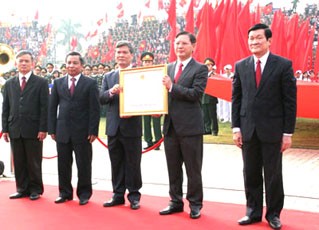 Presiden Viet Nam Truong Tan Sang menghadiri upacara peringatan ultah ke-180 Hari Jadinya provinsi Hung Yen - ảnh 1