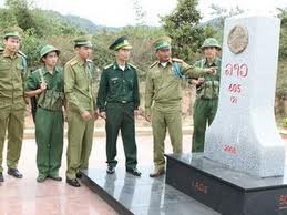 Membangun 18 tonggak perbatasan  di ruas yang melewati dua provinsi Quang Nam (Vietnam) dan provinsi Se Kong (Laos) - ảnh 1