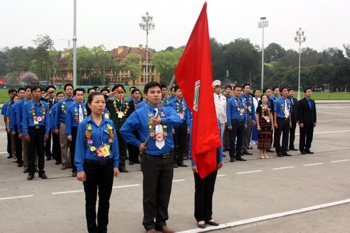 Liga Pemuda  Komunis Ho Chi Minh mengadakan upacara melaporkan  prestasi  dan  berziarah ke Mousolium  Presiden Ho Chi Minh - ảnh 1