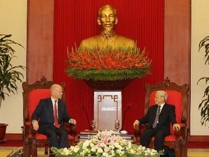 Sekjen Vietnam Nguyen Phu Trong menerima Menlu Inggeris William Hague. - ảnh 1