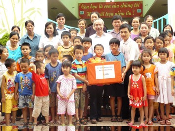 Memelihara penyandang cacad dan anak-anak yatim piatu Vietnam - ảnh 1