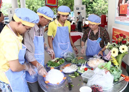 Aktivitas menyambut  Hari  Keluarga Vietnam –tahun 2012. - ảnh 1