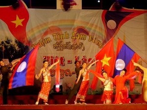 Pembukaan  dengan  megah dan meriah  Festival  Persahabatan rakyat Vietnam-Laos ke-3 - ảnh 2