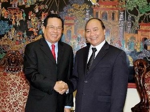 Deputi PM Vietnam Nguyen Xuan Phuc  menerima Menteri Sosial Veteran Perang  dan Rehabilitasi Pemuda Kamboja, Ith Samheng - ảnh 1