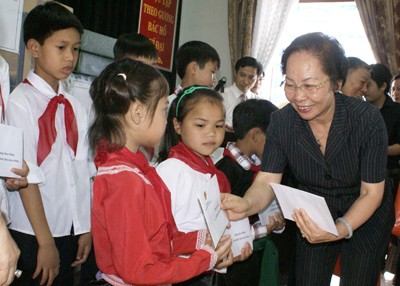 Wapres Vietnam Nguyen Thi Doan  memberikan bingkisan kepada pelajar misikin provinsi Lao Cai - ảnh 1