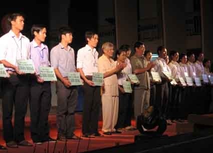 3500  beasiswa diberikan kepada  mahasiswa  miskin di daerah dataran rendah sungai Mekong - ảnh 1