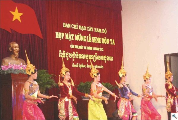 Provinsi Tra Vinh mengadakan pertemuan sehubungan dengan  Hari Raya Sene Don tahun-2012. - ảnh 1