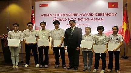 Singapura memberikan beasiswa  ASEAN kepada pelajar Vietnam - ảnh 1