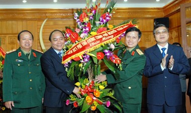 Deputi PM Vietnam Nguyen Xuan Phuc mengunjungi Lembaga Kejaksaan dan  Pengadilan Militer   Pusat. - ảnh 1