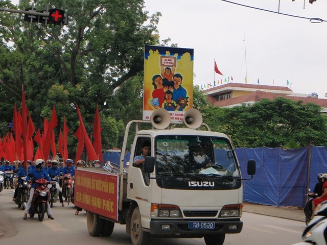 Banyak daerah di Vietnam  melakukan aktivitas-aktivitas untuk menyambut  Hari Kependudukan Vietnam (26 Desember) - ảnh 1