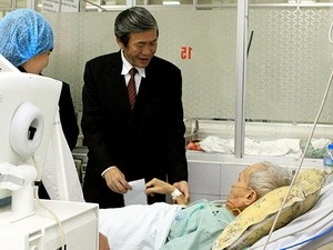 Pemimpin Partai Komunis  menyampaikan ucapan  selamat kepada para dokter sehubungan dengan Hari Dokter Vietnam (27 Februari) - ảnh 1