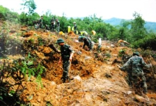 Mengatasi  akibat   bom dan ranjau   selalu  mendapat perhatian khusus dari Vietnam - ảnh 1