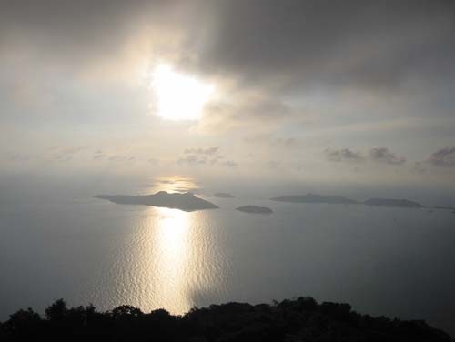 Kepulauan Nam Du – tempat yang dimisalkan seperti  satu Teluk Ha Long ke-2 di Vietnam - ảnh 1