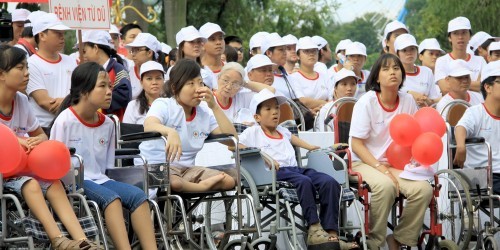 Mengajarkan kejuruan dan menciptakan lapangan kerja  untuk membantu para penyandang cacad berbaur pada masyarakat - ảnh 1