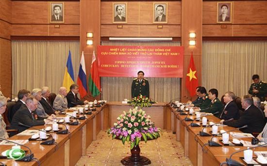 Menteri Pertahanan Vietnam, Phung Quang Thanh menerima delegasi veteran perang Soviet - ảnh 1