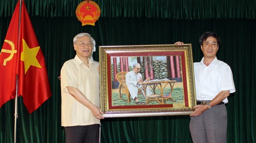 Sekjen KS PKV Nguyen Phu Trong  melakukan temu kerja di kabupaten Cat Hai, provinsi Hai Phong - ảnh 1